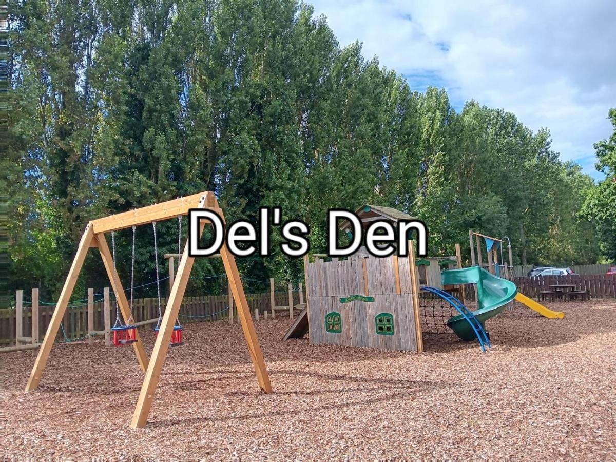 Del'S Den Lakeside Weeley Bridge Eksteriør billede